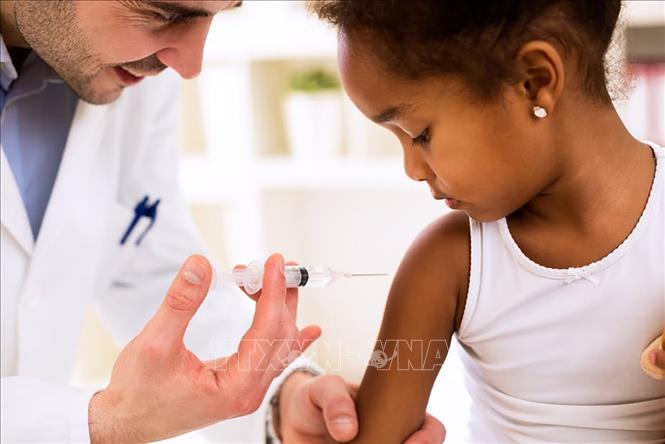 Anh tiêm vaccine ngừa COVID-19 cho trẻ 5-11 tuổi 